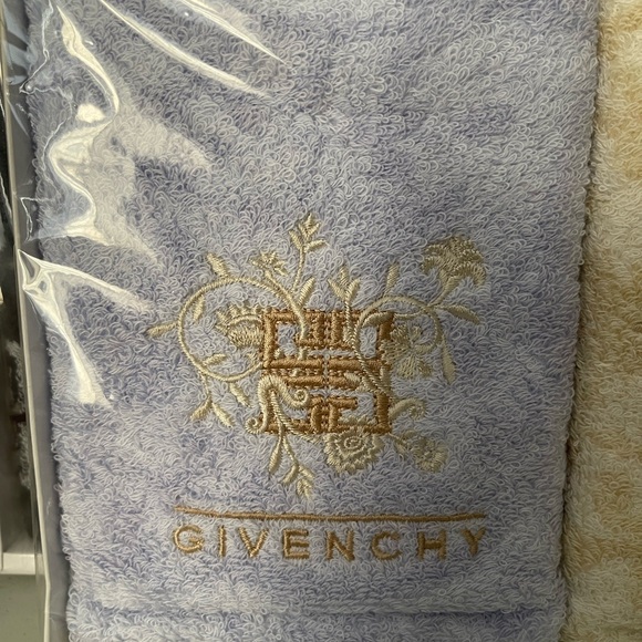 💕Unused Givenchy Hand Towel and Face towel Bundle💕 - Picture 6 of 7